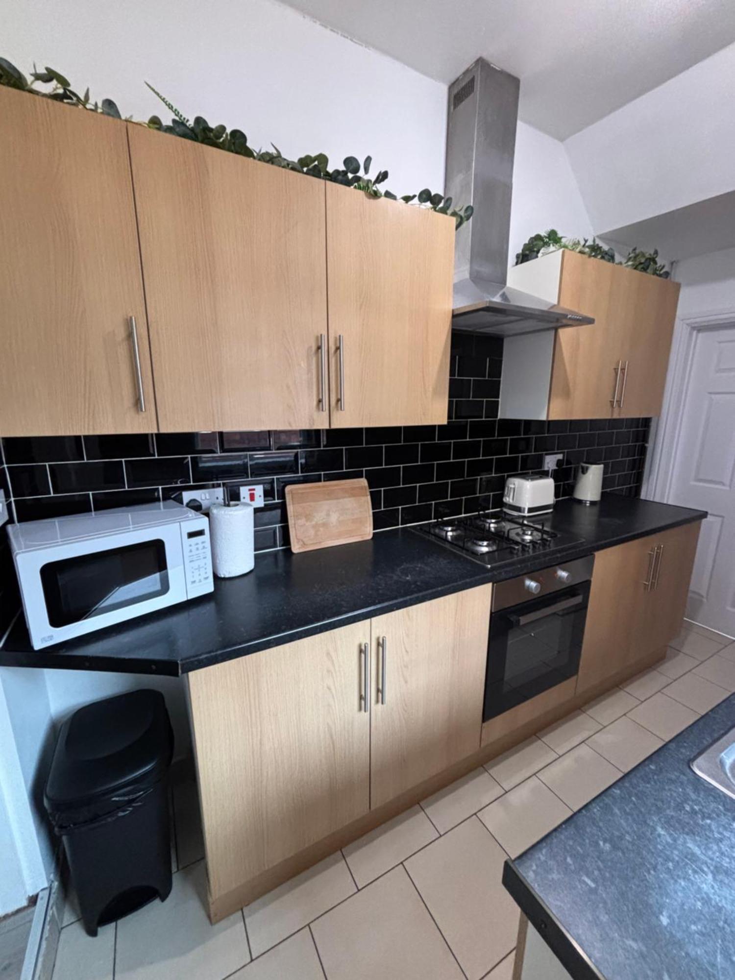 Spacious House In * Coventry